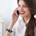 長電話している女性