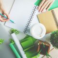 字を書く女性の手