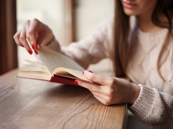 本を貸す心理が恋愛を成就させる 本の貸し借りで親密になれるワケ 女性の美学