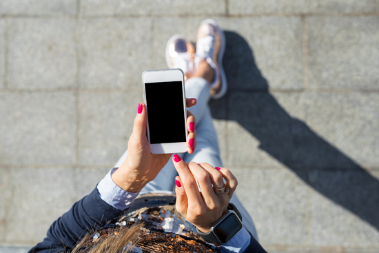 女性がスマホを見ている写真