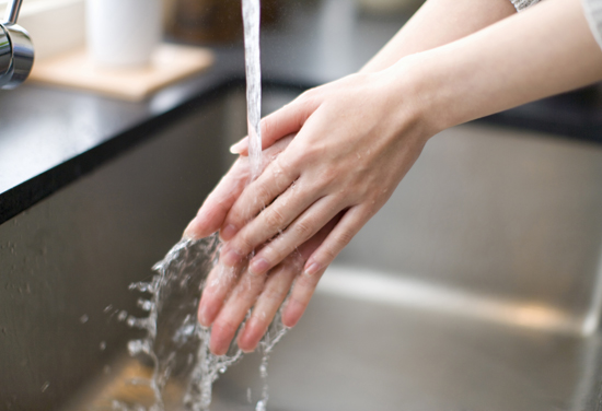 女性が手を洗っている写真