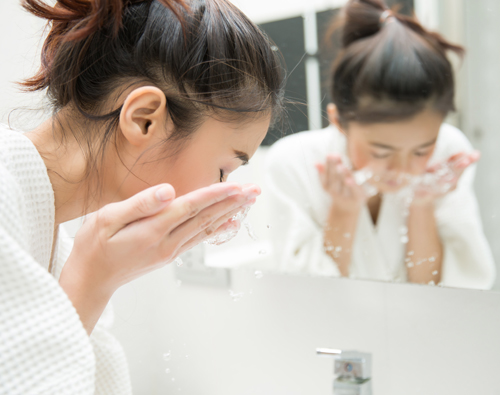 顔を洗う女性の写真