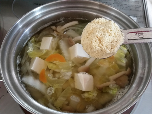 粉豆腐を味噌汁に入れている写真